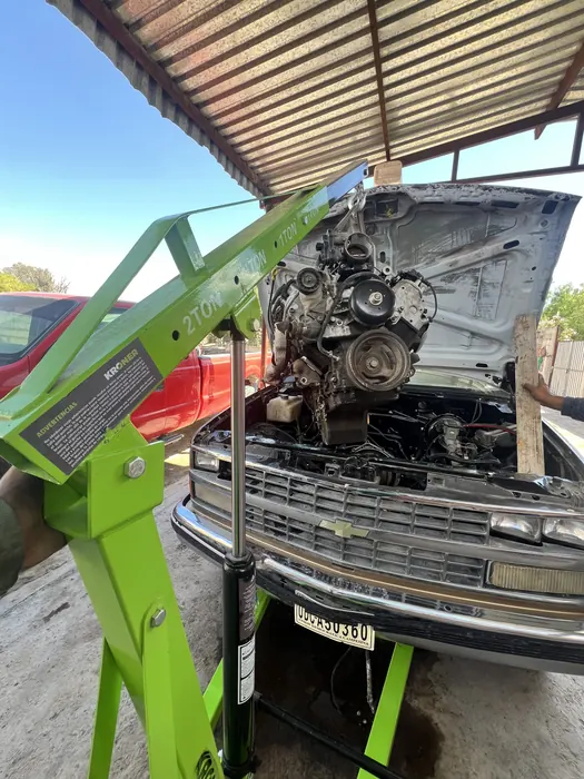 Trabajo de motor en el taller Dale Gas A Full