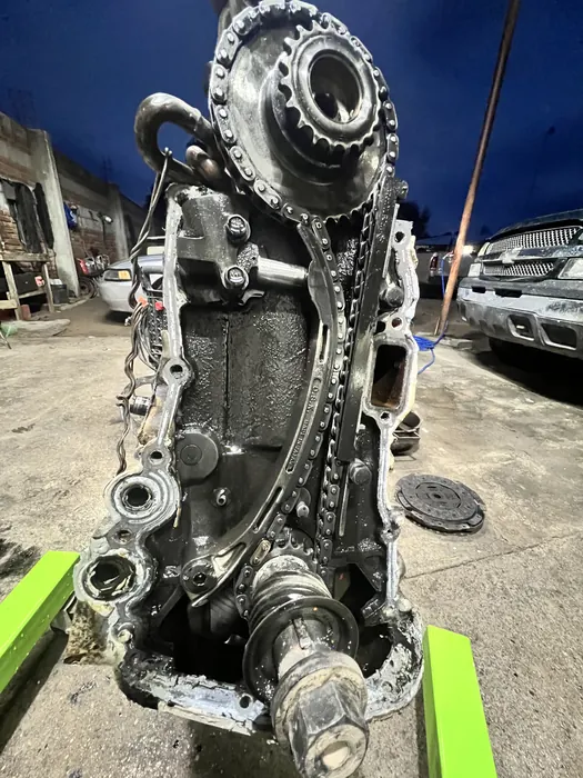 Trabajo de motor en el taller Dale Gas A Full